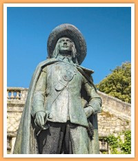 Standbeeld van d'Artagnan op de monumentale trappen in Auch...