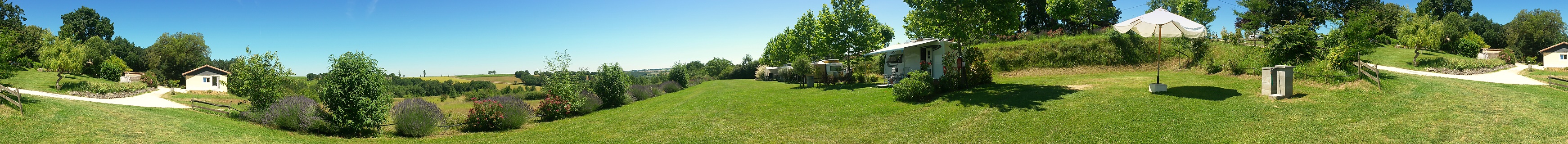 Panoramafoto vanaf de lager gelegen kampeerplaatsen op Camping La Brouquere, een camping alleen voor volwassenen in de Gers in Zuidwest Frankrijk...
