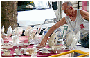 Rond snuffelen op een rommelmarkt (brocante)...
