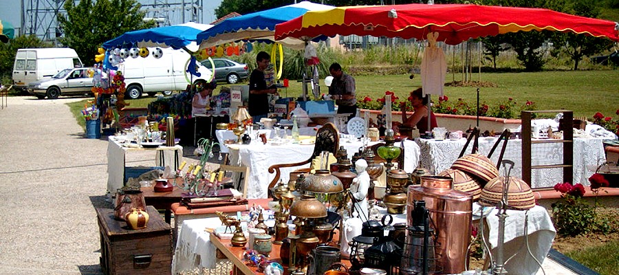 Een van de vele rommelmarkten (vide grenier/brocante) rondom de camping...