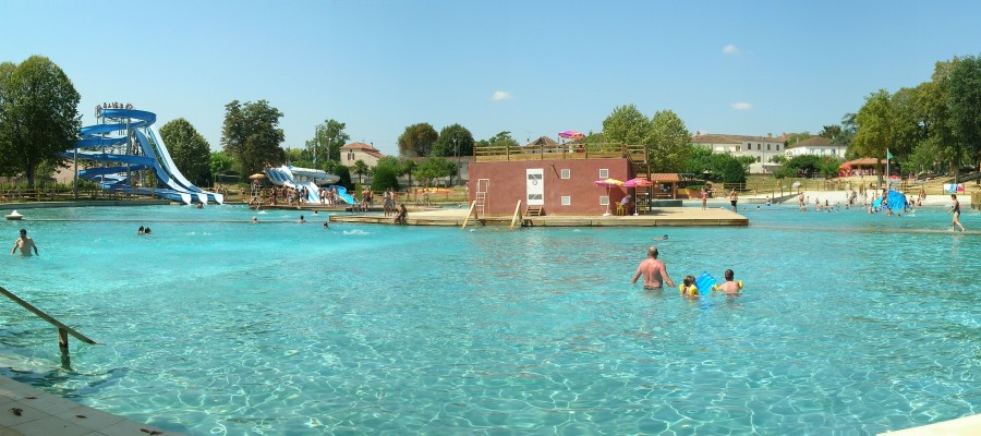 Het grote zwembad in Gondrin, vlakbij de camping...