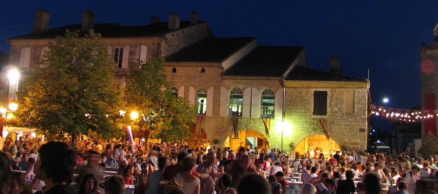 Middeleeuwse avondmarkt in Montreal-du-Gers...