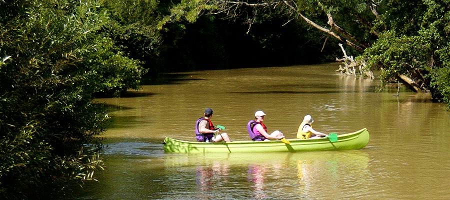 Kanovaren op de rivier de Baise vlakbij de camping...