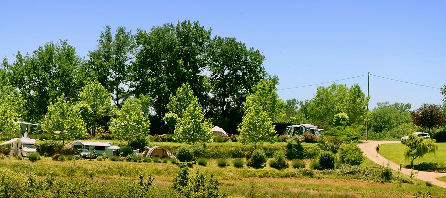 Camping La Brouquere is een kleine camping in Frankrijk gespecialiseerd in rust, ruimte en natuur...