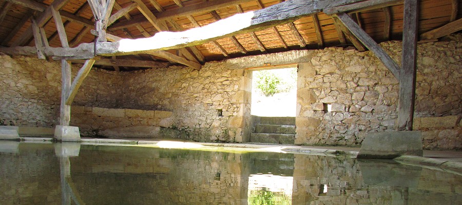 Lavoir Lasdoutz: een oude wasplaats in Gondrin (Gers)...