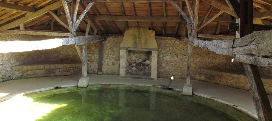 Lavoir Lasdoutz: een oude wasplaats in Gondrin (Gers)...
