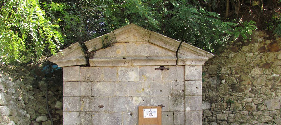 Lavoir Gouttère: een oude wasplaats in Gondrin (Gers)...