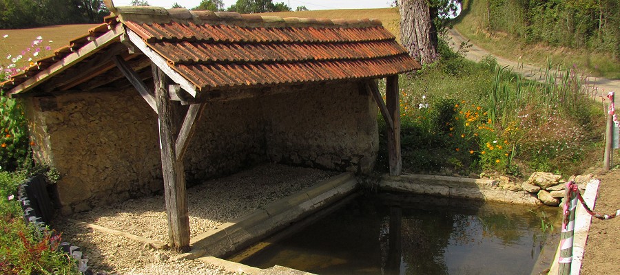 Lavoir Caubet: een oude wasplaats in Gondrin (Gers)...